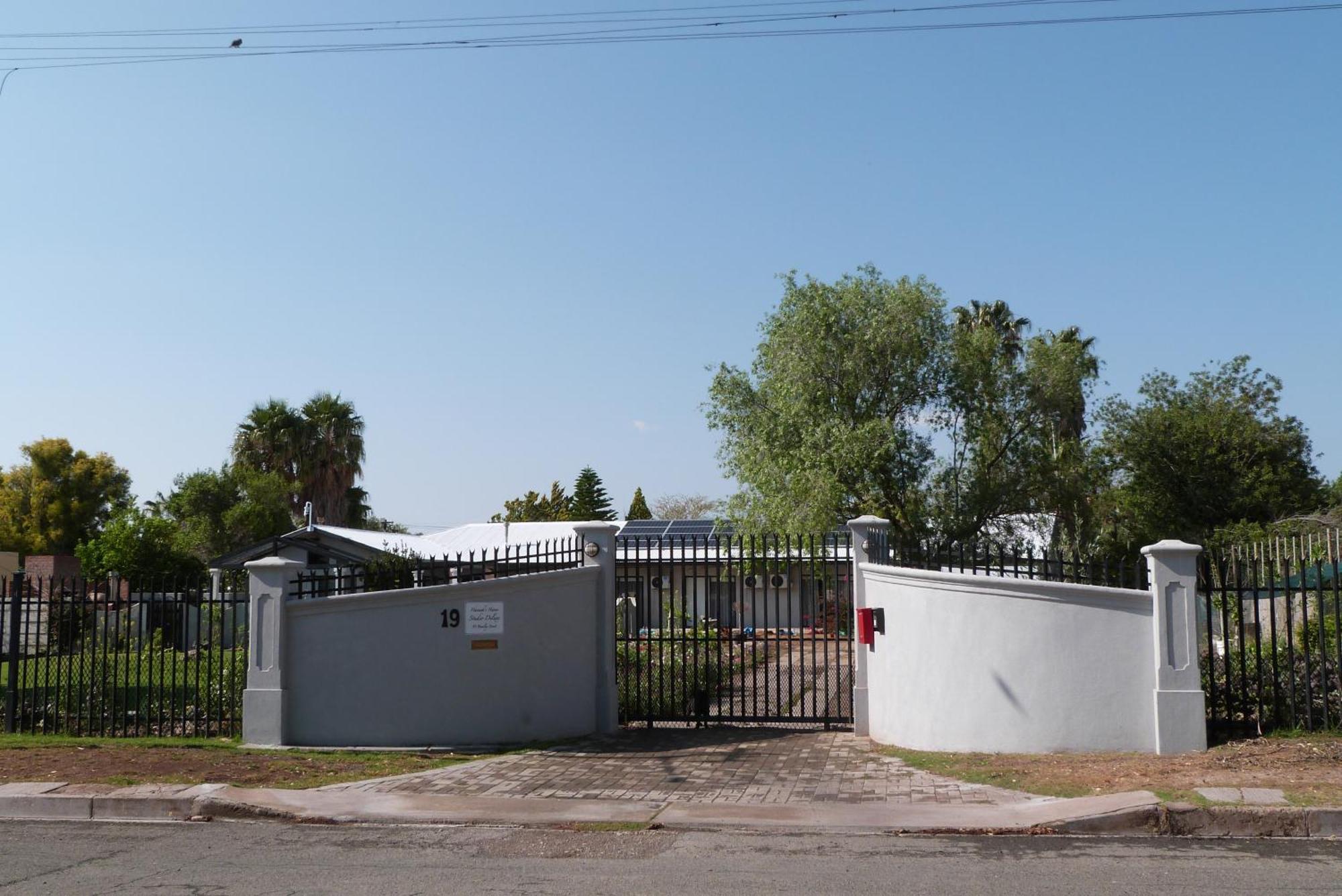 Hannah'S Haven Studio Deluxe - No Loadshedding Appartement Beaufort Wes Buitenkant foto
